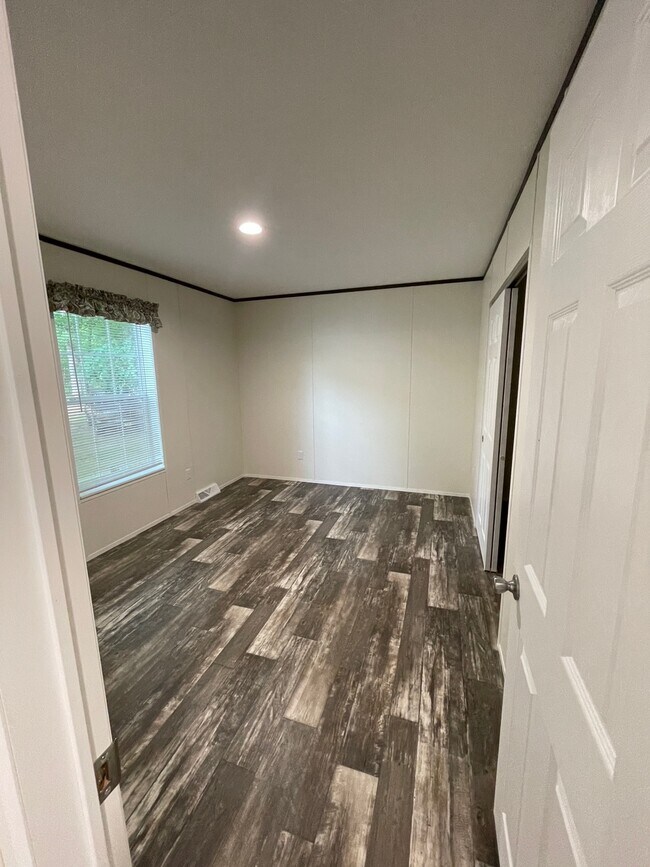 Building Photo - 113 Chalet Ln