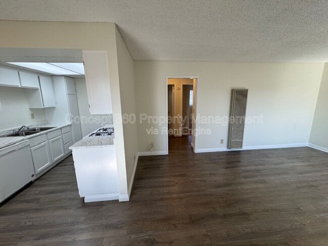 Building Photo - 9421 Cedar St