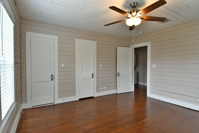 Building Photo - 409 E Austin St