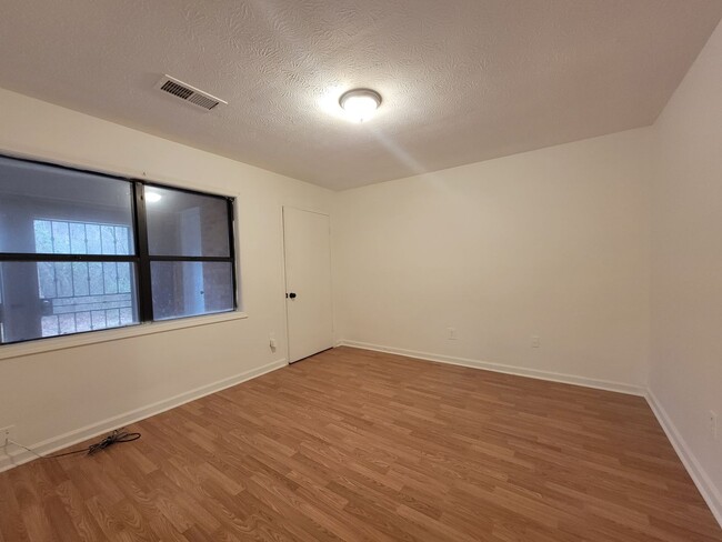 Building Photo - Fully Renovated 3BR/2BA Ranch-Style Townhome – SS Appliances &  Washer/Dryer