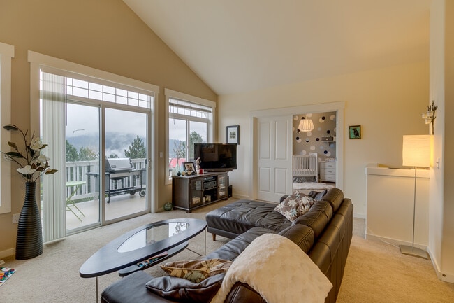 Building Photo - Beautiful open layout 2-level townhome!