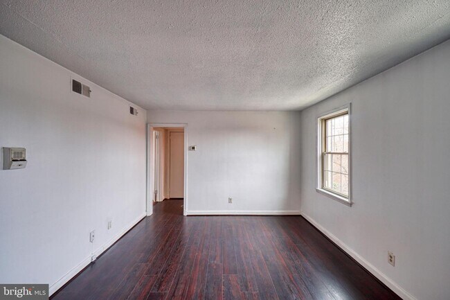 Building Photo - 2115 Suitland Terrace SE