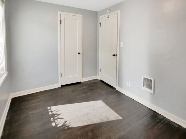 Building Photo - 2 Bed and 1 Bath Charming Single-Family Ho...