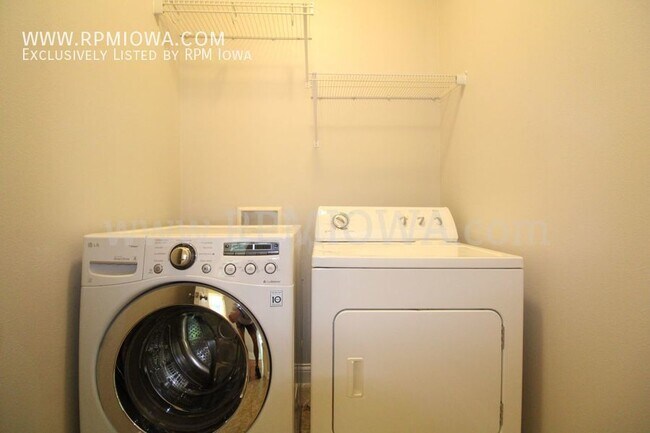 Building Photo - UPDATED KITCHEN!! 3 Bedroom, 2.5 Bath Home...