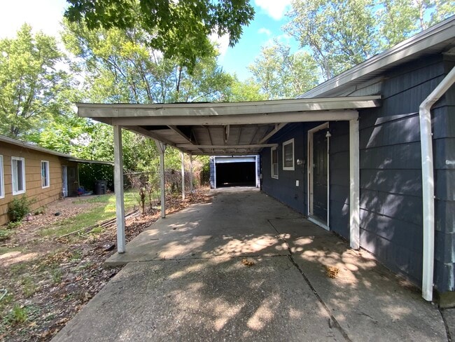 Building Photo - 411 N Beard St