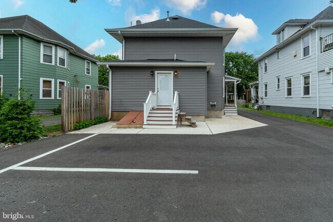 Building Photo - 2633 Nottingham Way