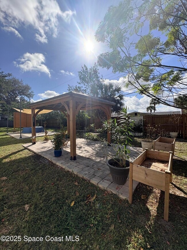 Building Photo - 1217 Pinewood Dr