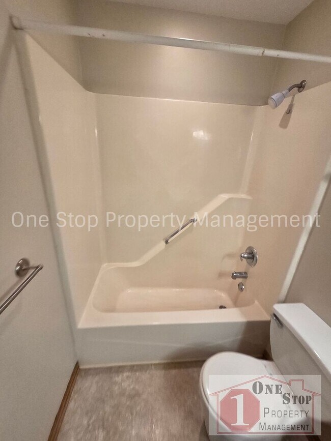 Building Photo - Spacious 3 bedroom, 2 bathroom duplex in Kansas City North!
