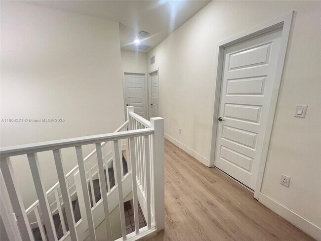 Building Photo - 15861 NW 90th Ct