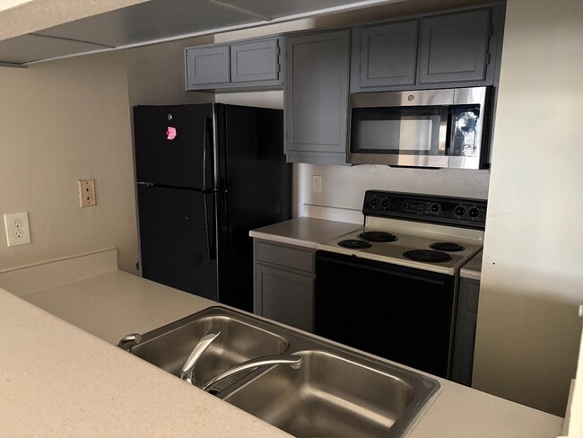 Building Photo - 416 Matthews Dr