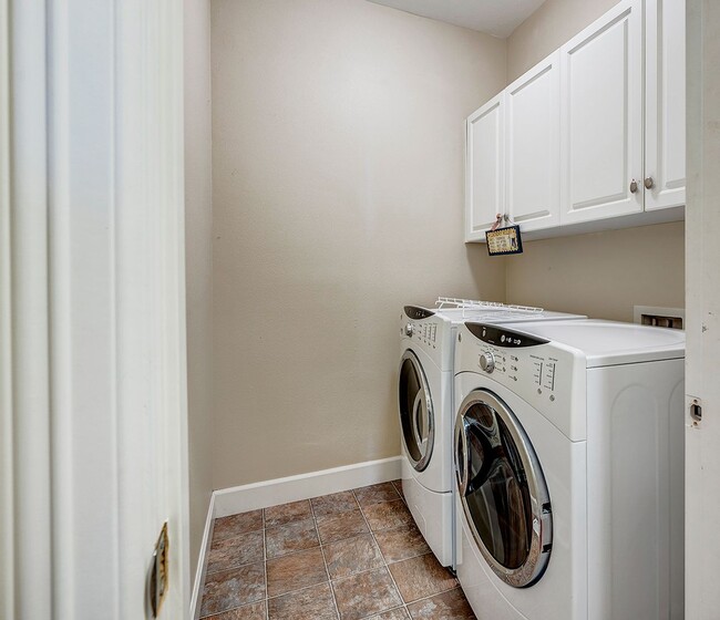 Building Photo - Beautiful Custom Craftsman style home in Kirkland