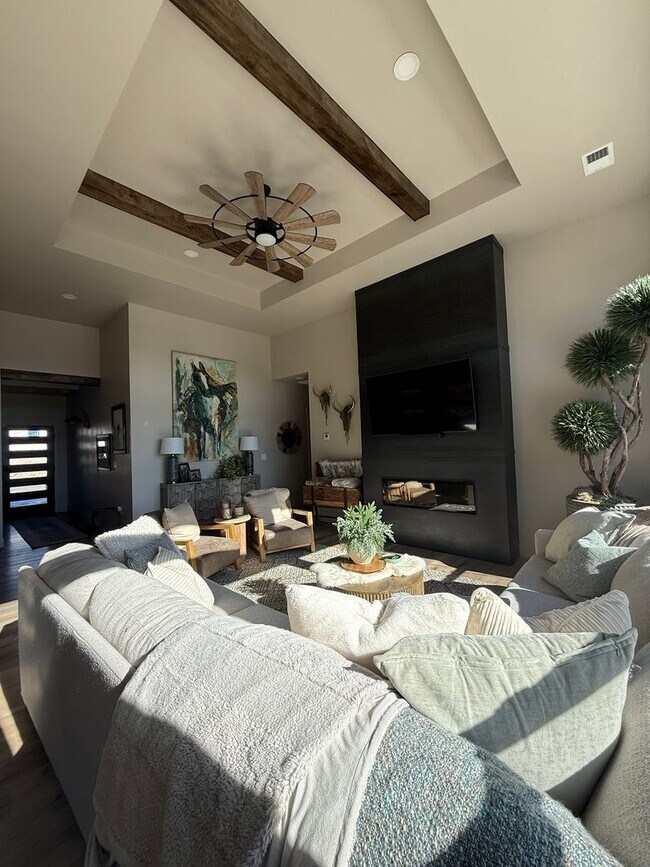 Building Photo - Your Private Oasis Awaits: Spacious 4BR Home with Premium Amenities