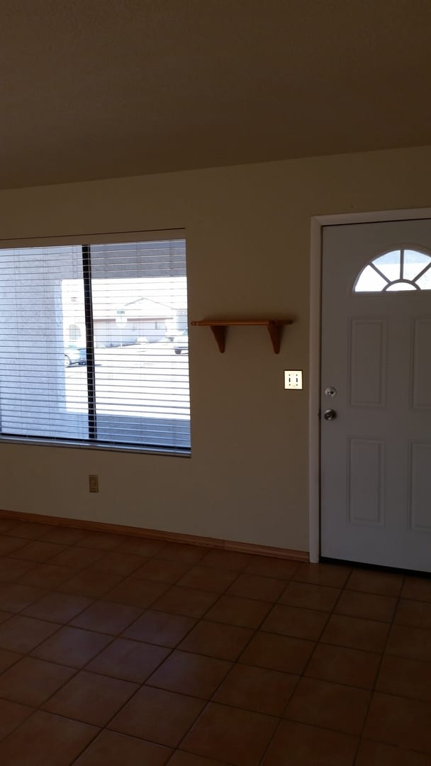 Building Photo - 3 Bedroom Home, Central Location
