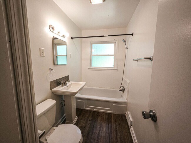 Building Photo - 3 Bedroom/2 Bathroom House For Rent in Elb...