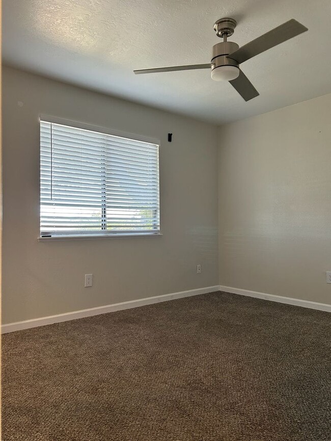 Building Photo - 912 W Graaf Ave