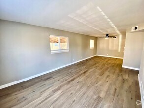 Building Photo - Beautifully updated 3br house with a huge ...