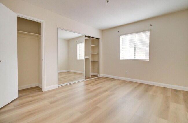 Building Photo - 4704 E Paradise Village Pkwy N