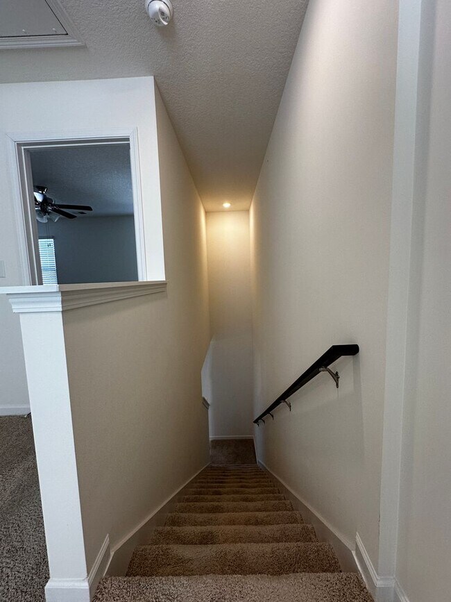 Building Photo - E. Morristown - 3 bed/2.5 bath home with g...