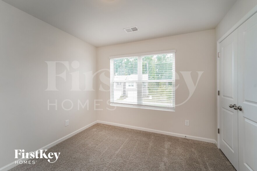 Building Photo - 2035 Cypress Village Dr NW
