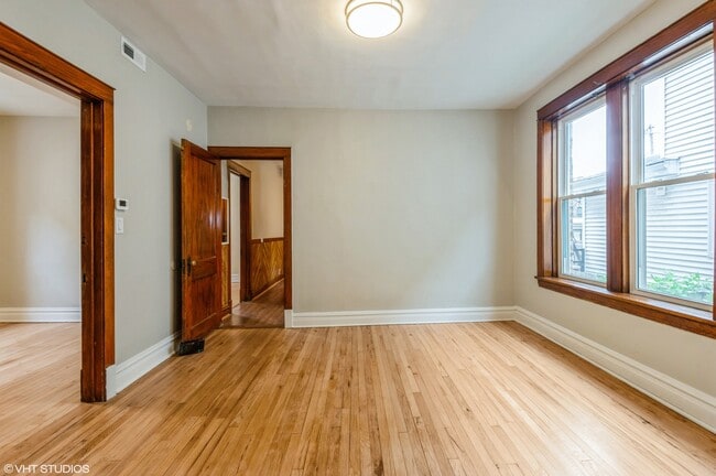 Building Photo - 5138 W Montrose Ave