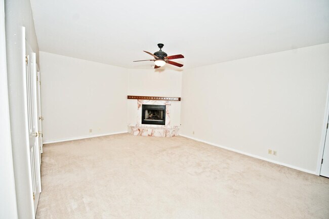 Building Photo - 2322 S Rogers Cir