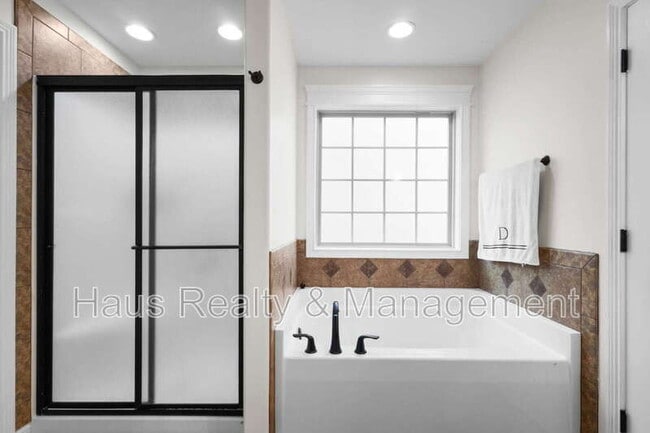 Building Photo - 752 Cavalier Dr