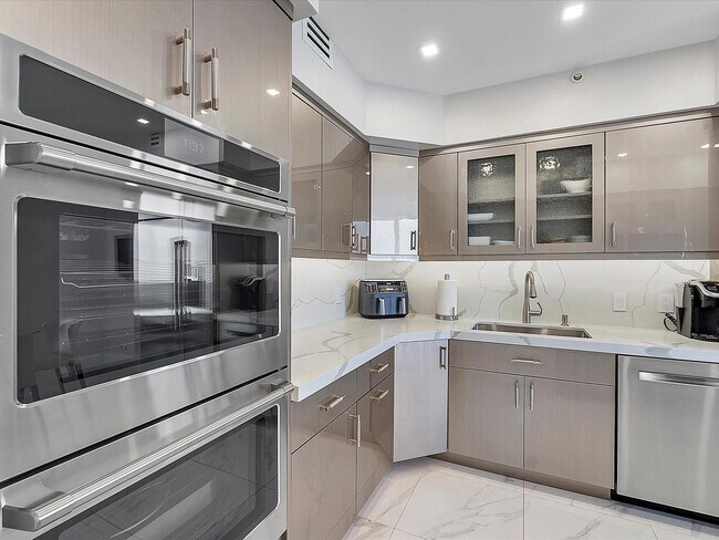 Building Photo - 3100 N Ocean Blvd