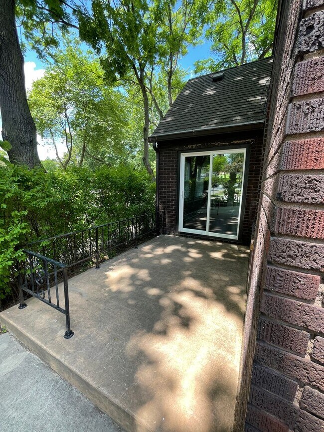 Building Photo - 1702 Lake Ave