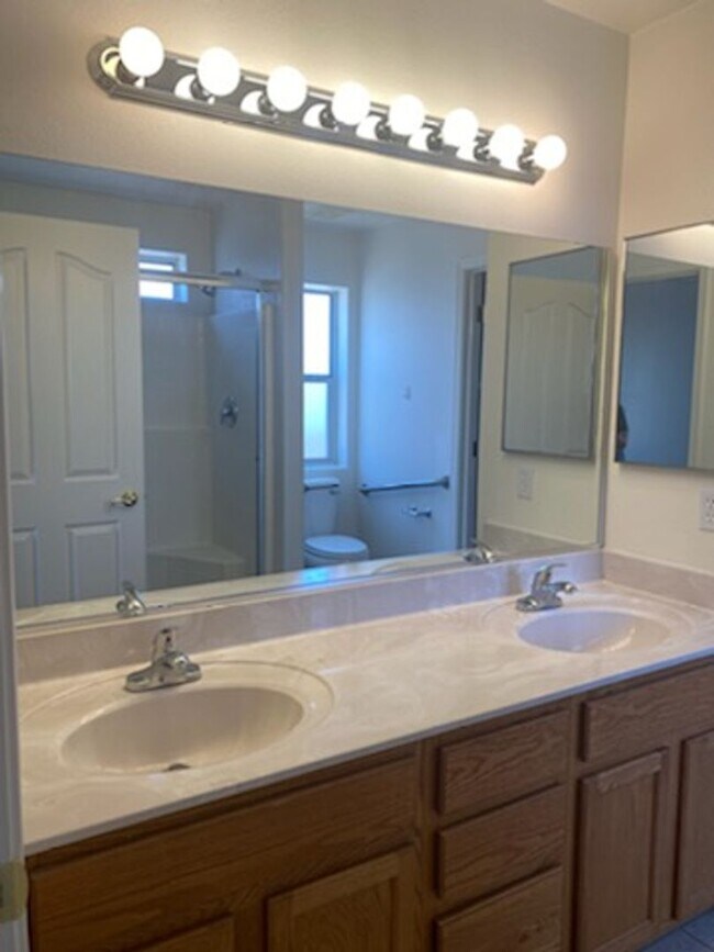 Building Photo - 3 Bedroom 2 Bathroon Home