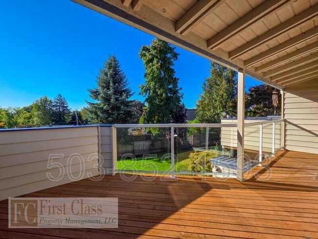Building Photo - 8500 SW Canyon Dr