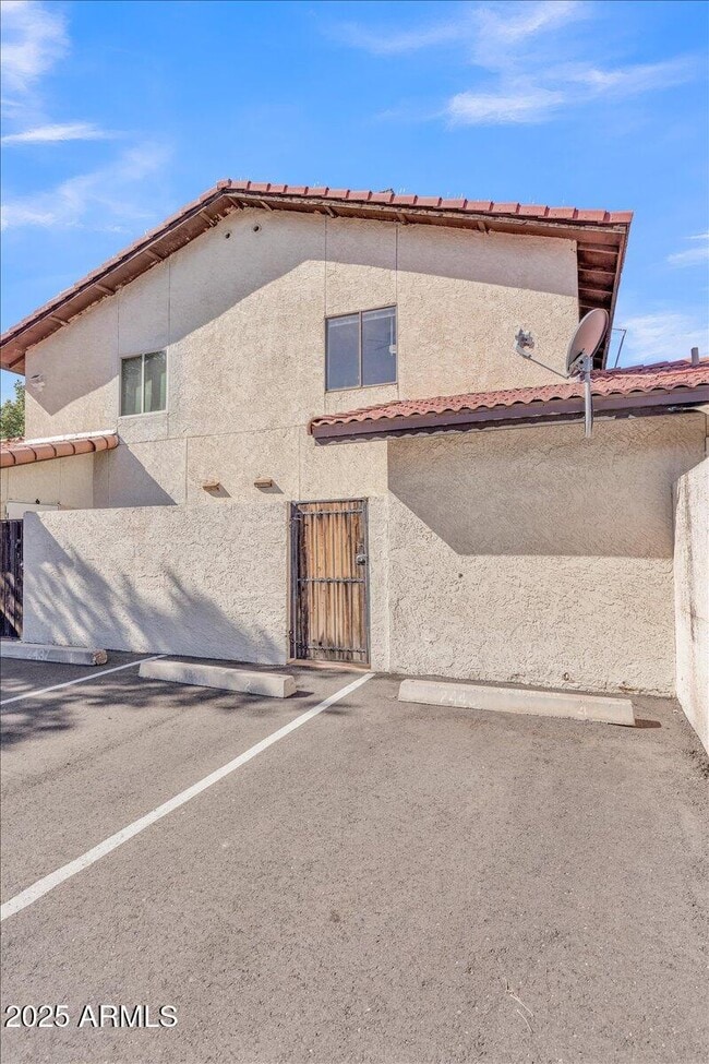 Building Photo - 2437 E Tracy Ln