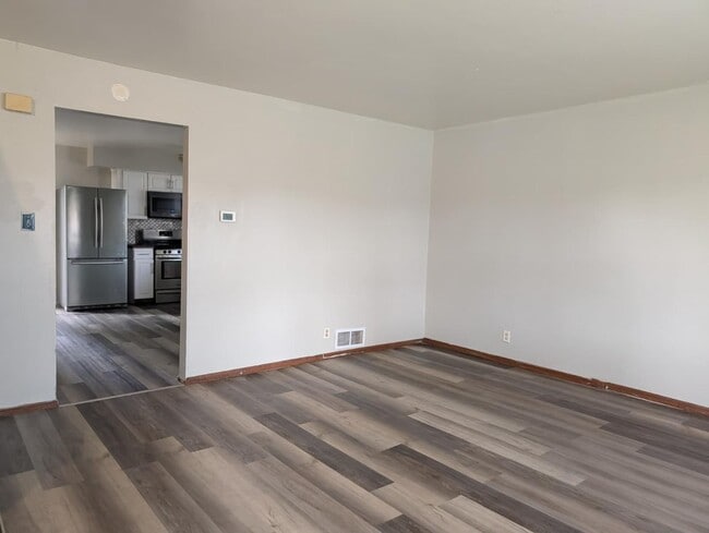 Building Photo - 9402 W Silver Spring Dr