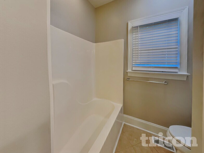 Building Photo - 1585 Deer Run Ct