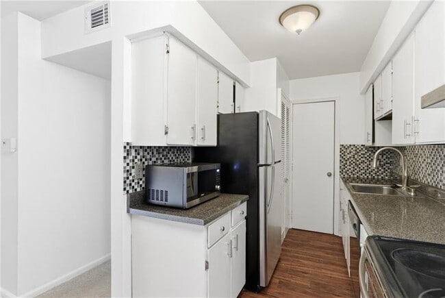 Building Photo - 940 Adam Dr