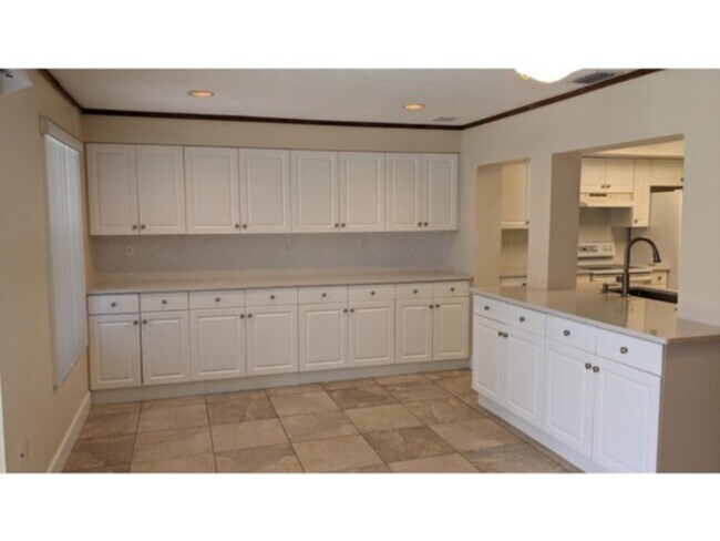 Building Photo - Spacious Pool Home Available Now!!