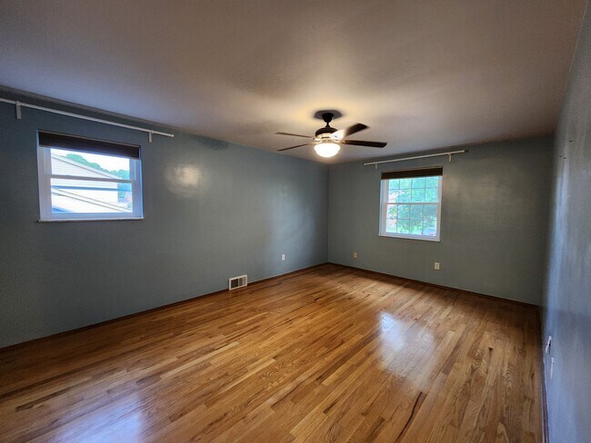 Building Photo - 720 Woodfield Dr