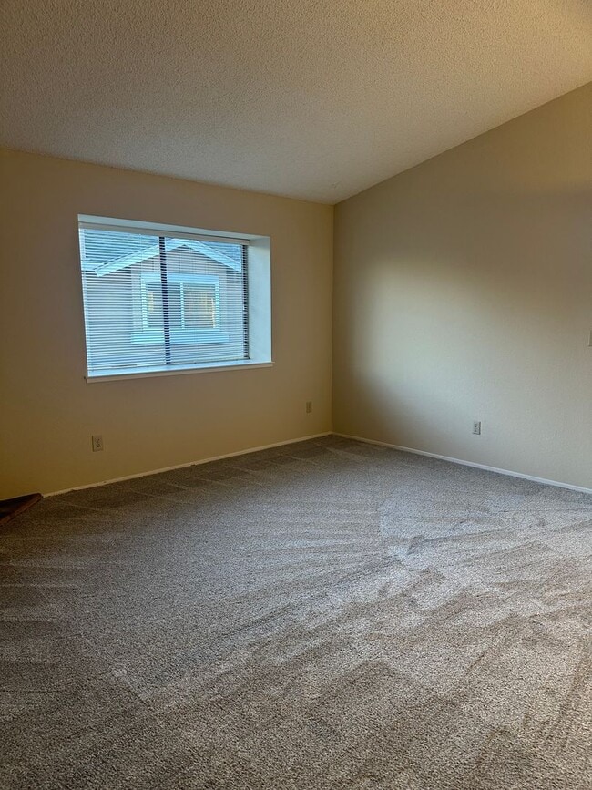 Building Photo - Beautiful & Large 2bd/ 2ba Condo