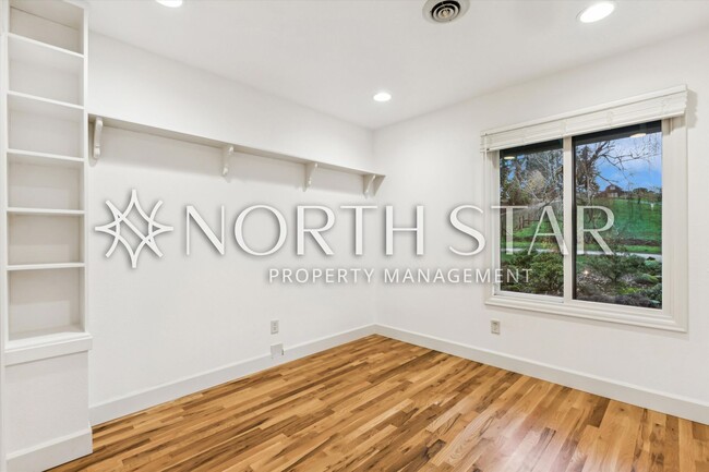 Building Photo - Escape to the Country, Spacious Contemporary in Wilsonville