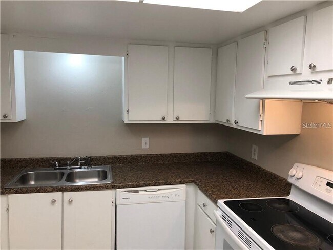 Building Photo - 2408 Swailes Dr
