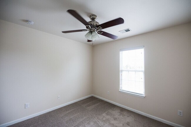 Building Photo - Immaculate beautiful 3-bedroom, 2.5-bath t...