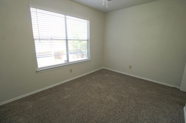 Building Photo - 933 Schertz Pkwy