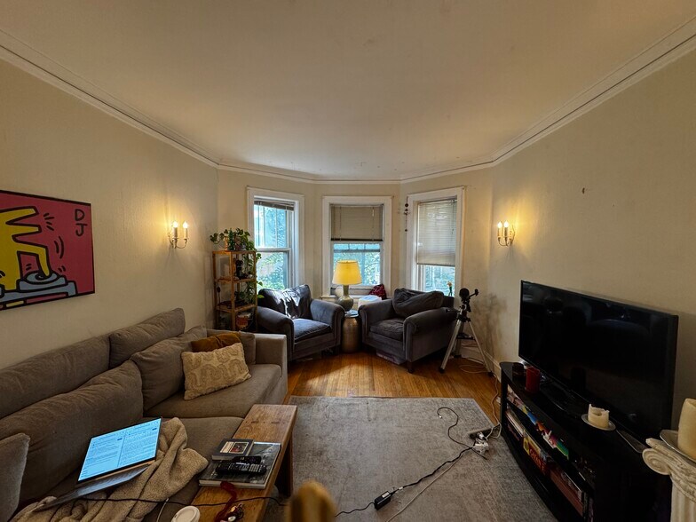 Building Photo - 3704 N Hoyne Ave