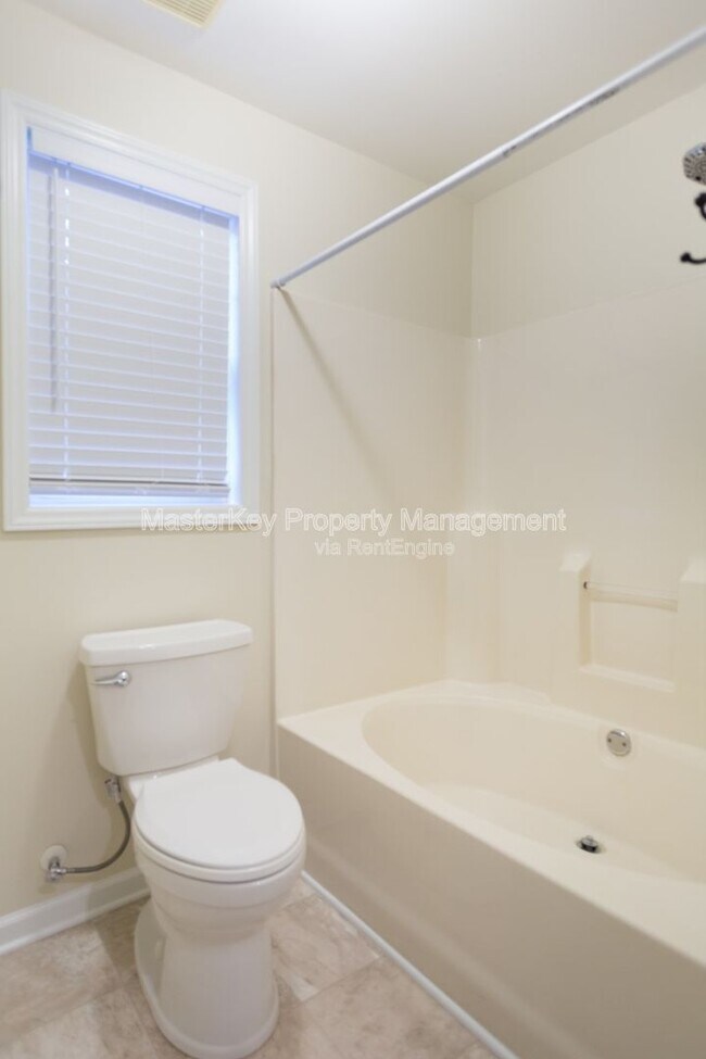 Building Photo - 208 Pointe Crest Ct
