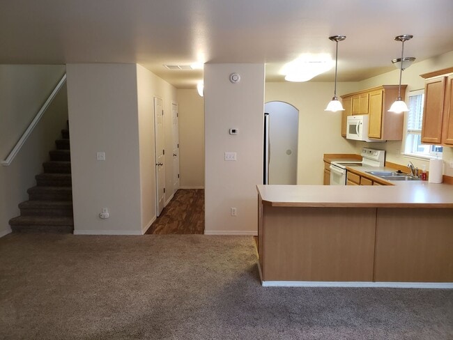 Building Photo - Beautiful, Conveniently Located Eagle River Townhome