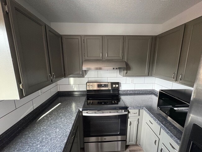 Building Photo - 3 Bed 2.5 Bath Home with 2 Car Detached Ga...