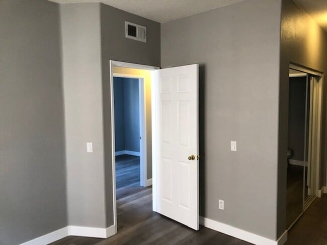 Building Photo - Beautiful 3 bedroom 2 bath Townhome across...