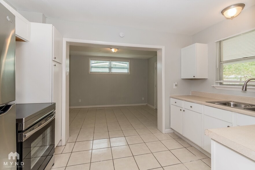 Building Photo - 1033 Busac Ave