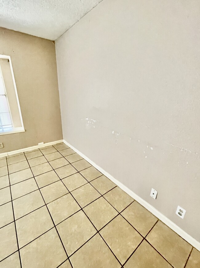 Building Photo - 1078 Honey Tree St