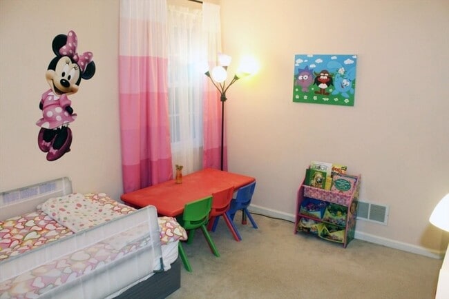 Building Photo - 19 Hillando Dr