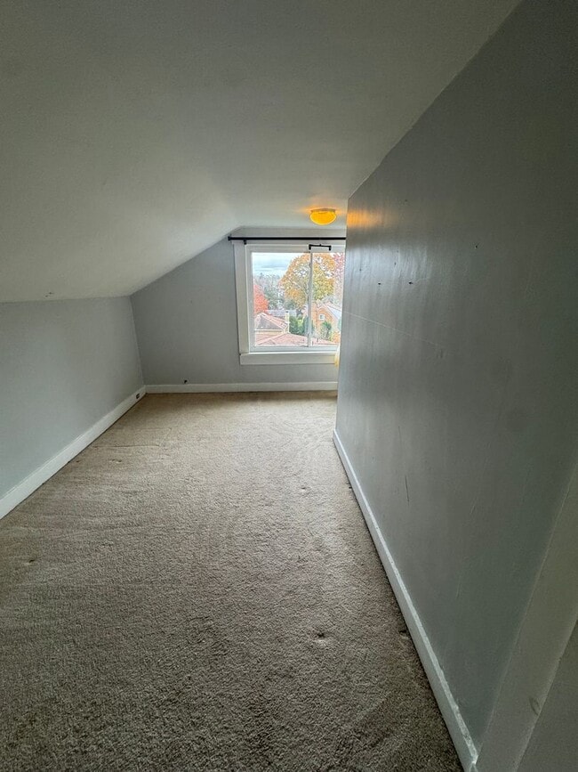 Building Photo - Spacious Private Oasis - 3 Bedroom 2 Bathroom House in Green Tree!